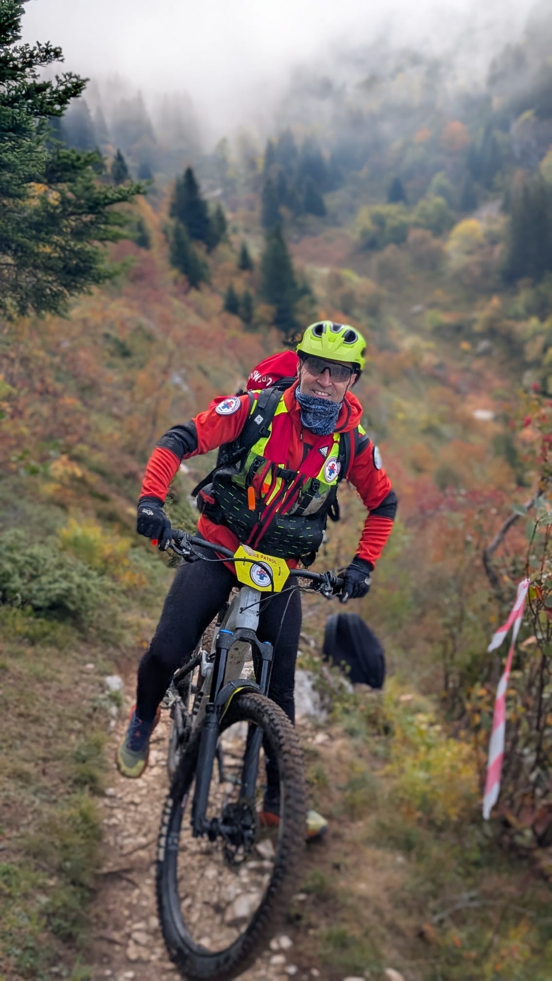 Intervenant Bike Patrol Outdoor Secours à VTT sur un sentier de montagne